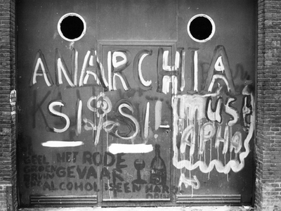 406953 Afbeelding van de bekladde deur van het pand Hoenderstraat 6 te Utrecht.